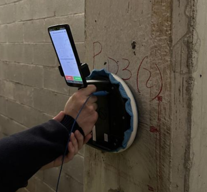 Corrosimeter of metallic elements in concrete structures